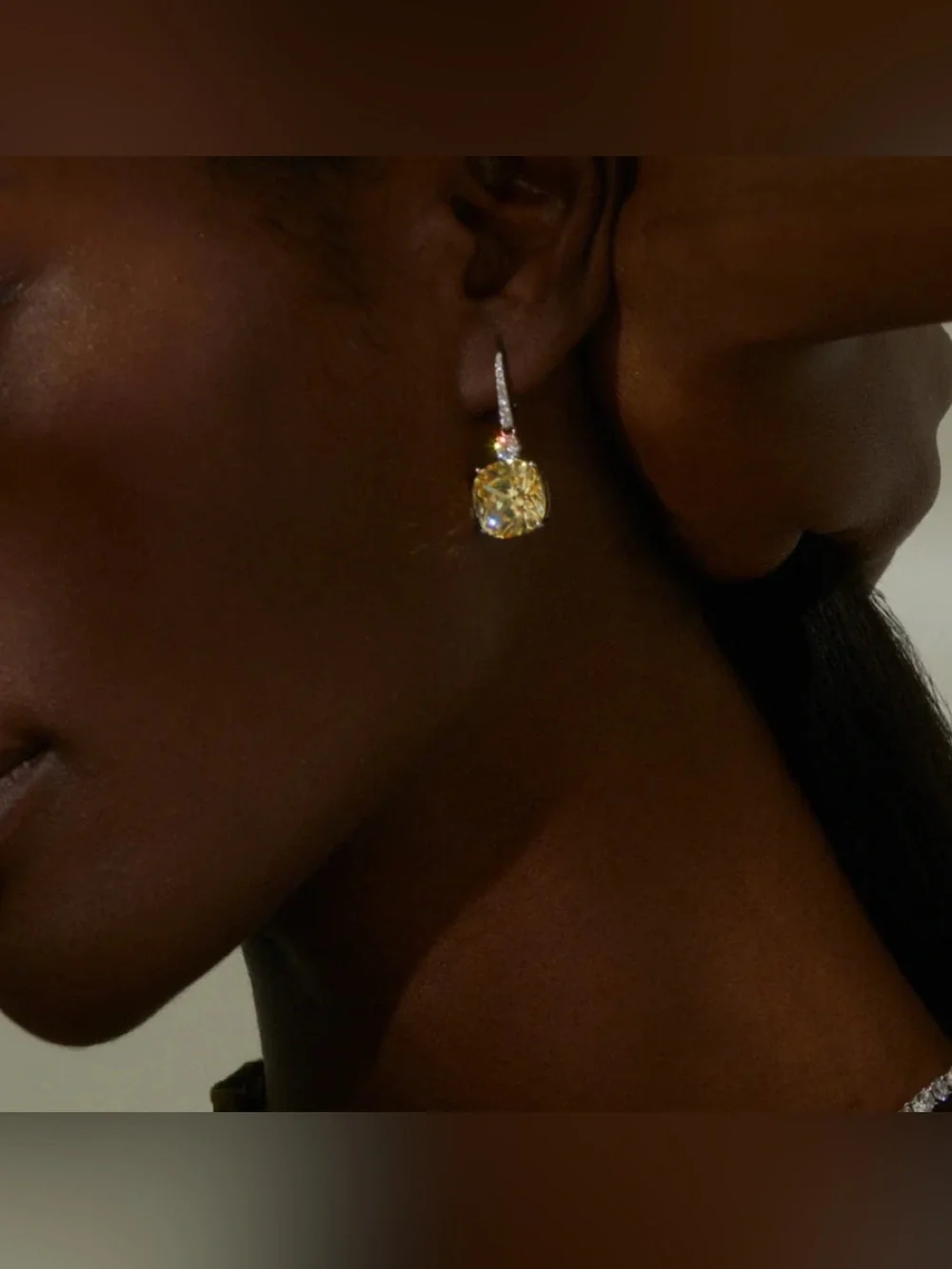 Absolutely gorgeous like a yellow diamond looking white gold plated /crystals